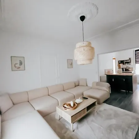 Semesterbostad Champagne Getaway, Spacious House