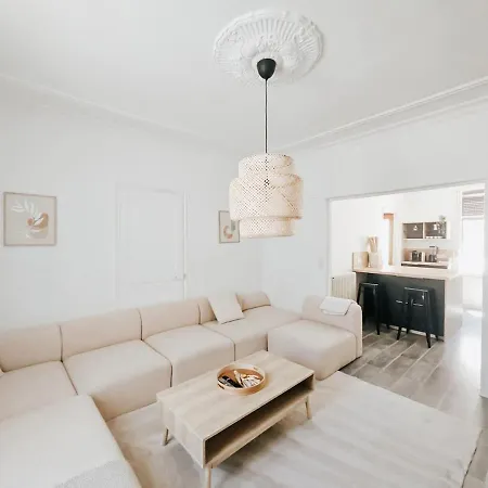 Champagne Getaway, Spacious House *