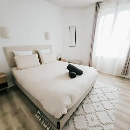 Champagne Getaway, Spacious House *