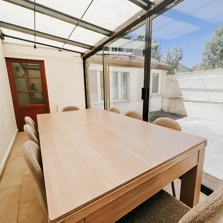 Semesterbostad Champagne Getaway, Spacious House